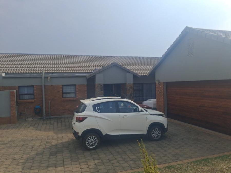 To Let 3 Bedroom Property for Rent in Somerton Estate Free State